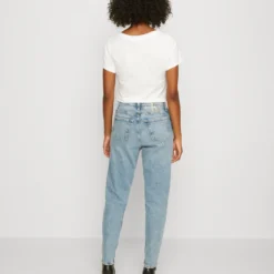 Calvin Klein Jeans Mom - Jean Boyfriend - Denim Light 10 Calvin Klein Jeans Mom - Jean Boyfriend - Denim Light -Pas Cher Vero Moda Magasin 05d4a6fc7160437a9cf3741a1404119e scaled