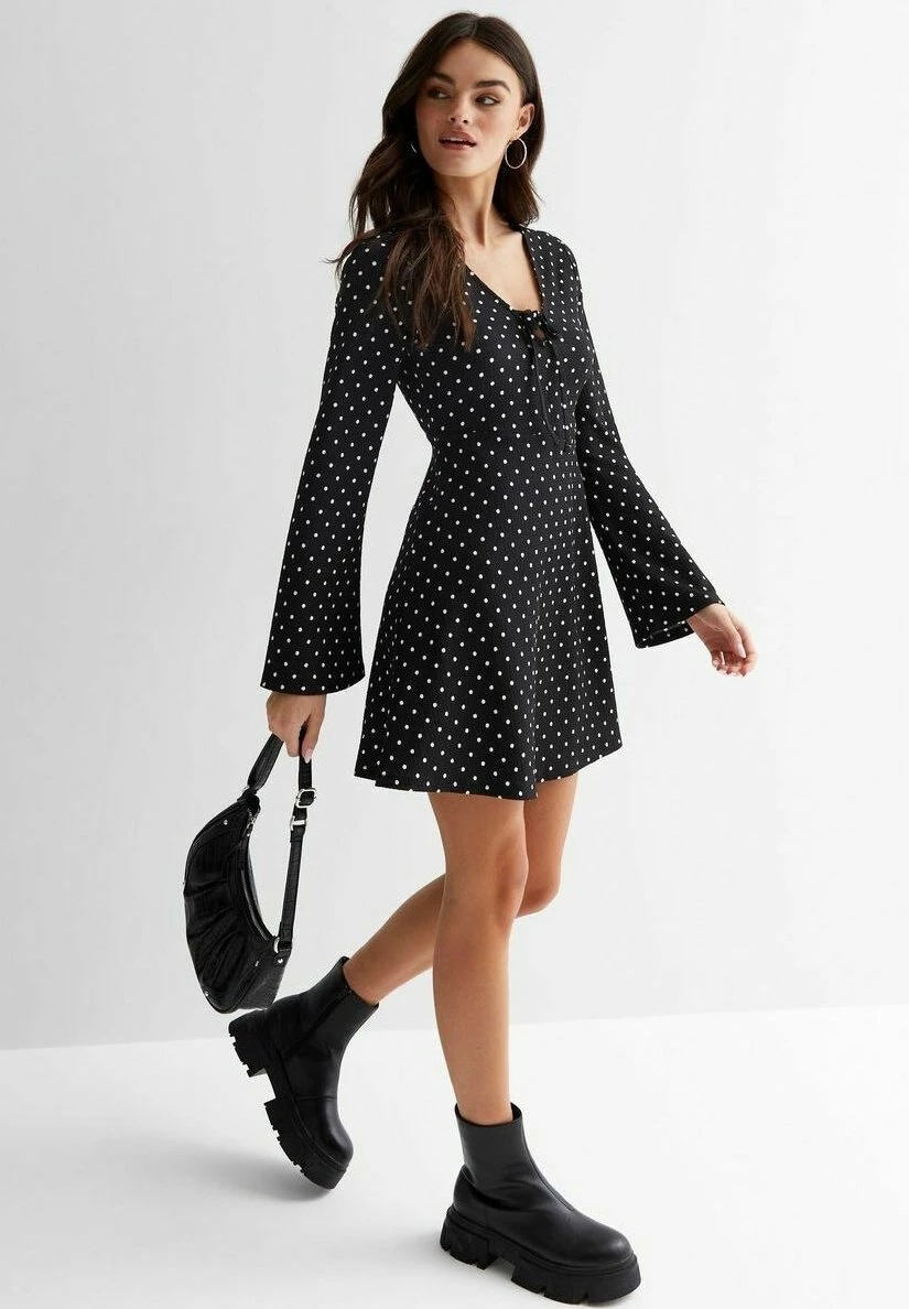 New Look Spotty V Neck Flute Sleeve Mini - Robe De Jour - Black Pattern 4 New Look Spotty V Neck Flute Sleeve Mini - Robe De Jour - Black Pattern – Image 2