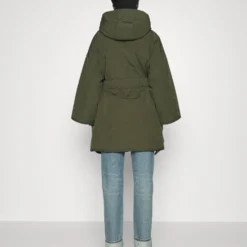 Loretta - Manteau D'Hiver - Verde Kaki 11 Loretta - Manteau D'Hiver - Verde Kaki -Pas Cher Vero Moda Magasin 2a119c88069e4c3ea0a681678726262e scaled