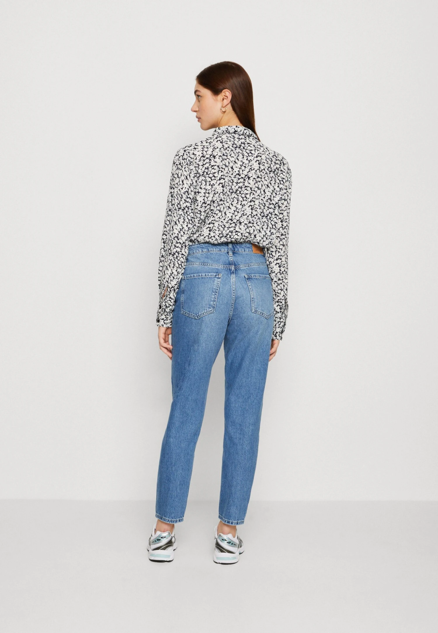 Gina Tricot Dagny Mom - Jean Boyfriend - Midblue 5 Gina Tricot Dagny Mom - Jean Boyfriend - Midblue – Image 3