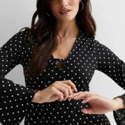 New Look Spotty V Neck Flute Sleeve Mini - Robe De Jour - Black Pattern 9 New Look Spotty V Neck Flute Sleeve Mini - Robe De Jour - Black Pattern -Pas Cher Vero Moda Magasin 6af2cc071ada4f6fbb11fc485a8ffc3c