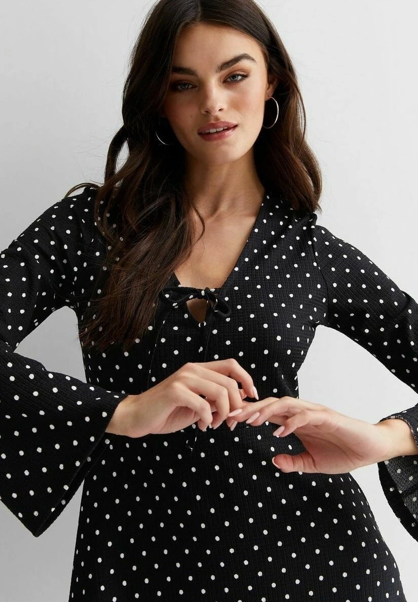 New Look Spotty V Neck Flute Sleeve Mini - Robe De Jour - Black Pattern 6 New Look Spotty V Neck Flute Sleeve Mini - Robe De Jour - Black Pattern – Image 4