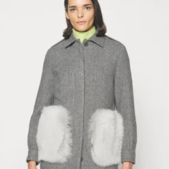 Maci Car Short With Pockets - Manteau Court - Grey -Pas Cher Vero Moda Magasin 6e9b0ca8068148d39d312f6e683d3dc5 scaled