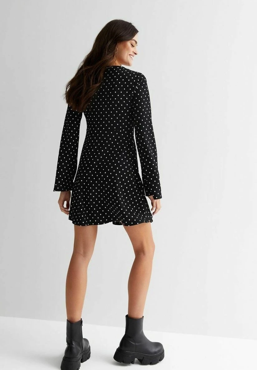 New Look Spotty V Neck Flute Sleeve Mini - Robe De Jour - Black Pattern 5 New Look Spotty V Neck Flute Sleeve Mini - Robe De Jour - Black Pattern – Image 3