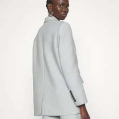 Materiel Button Boxy - Manteau Court - Cloud Grey -Pas Cher Vero Moda Magasin 76cf8abfaf834257b824f3312a0fe519 scaled
