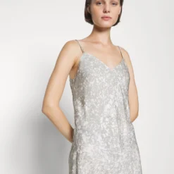 Calvin Klein Marble Print Slip Dress - Robe De Soirée - Stone -Pas Cher Vero Moda Magasin 81a9c123bc714813b0831bdc86bd2684 scaled