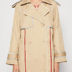 SISTER JANE Orchard Scallop Trim - Trench - Beige -Pas Cher Vero Moda Magasin 8b3a6db5f83d4099b1f61350bdeafe35 scaled