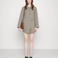 Libertine-Libertine Radar - Manteau Court - Rock -Pas Cher Vero Moda Magasin ab0b316dda8048b9bfd69acd038565d8 scaled