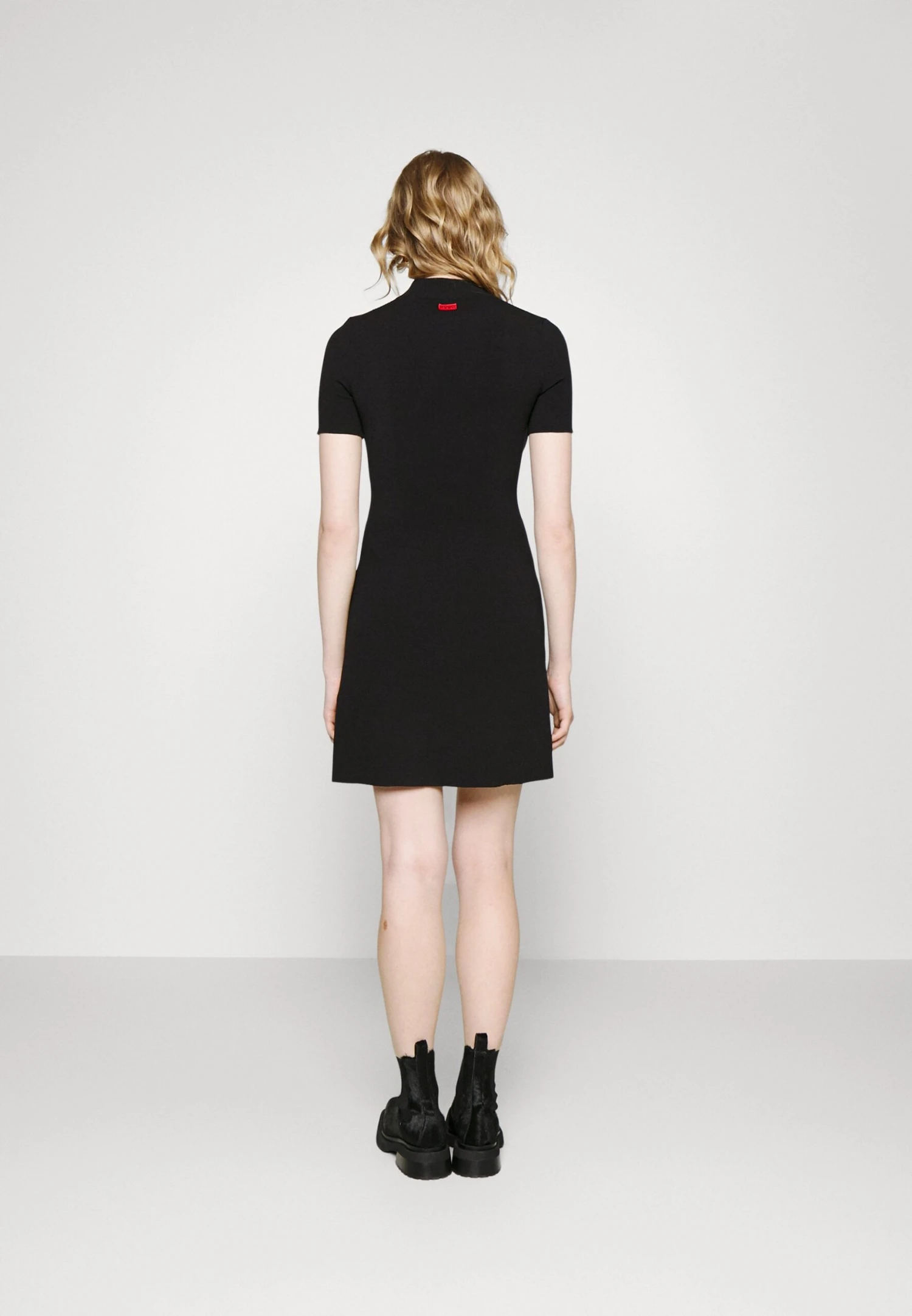 Hugo Sharizy - Robe Pull - Black 5 Hugo Sharizy - Robe Pull - Black – Image 3